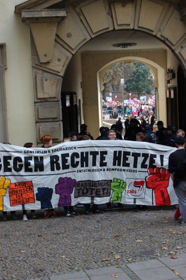 #3_Blockade am Eingang der rechten Kundgebung